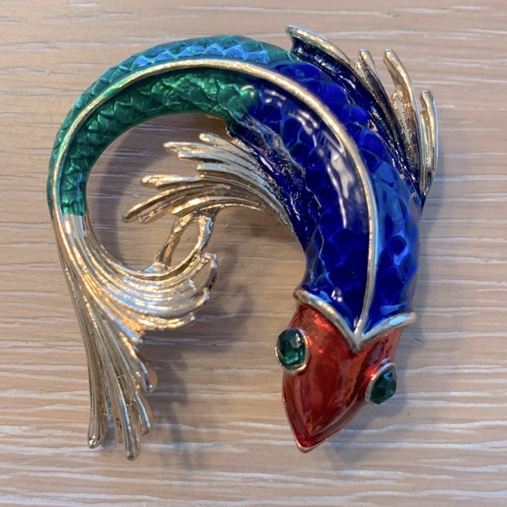 Enameled Coy fish brooch, very good condition
